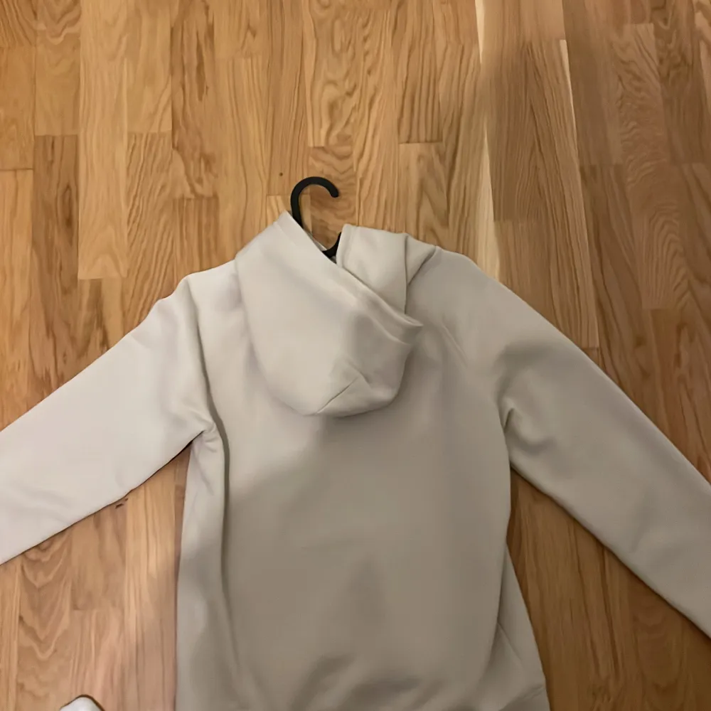 Gant hoodie som är använd ett fåtal gånger, lite färg vid fickan på magen  Ordinarie pris 750 kr. Hoodies.