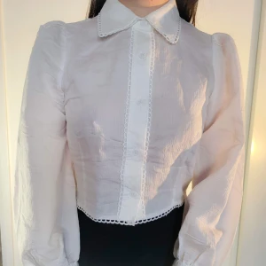 vit cropped skjorta från Dazy - fin cropped skjorta i storlek M. 73% viskos, 27% polyamid. tyvärr har jag för breda axlar för att ha den. möter ej upp, postar enbart 🌸