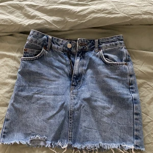 Jeanskjol - Säljer denna superfina jeanskjol ifrån topshop, som är sparsamt använd💕Nypris: 599 kr! köparen står för frakten!