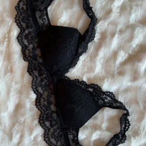 Svart spetsbh - Spetsbh från Gina Tricot, vadderad men ingen push up. Knäpps med vanlig bh-hake. Passar A-kupa💕 hör av dig vid frågor