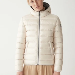 Colmar jacka - Colmar jacka i en beige färg (lite mörkare än bilden) är i ny skick då jag bara använt den i 2 månader💕nypris:5000