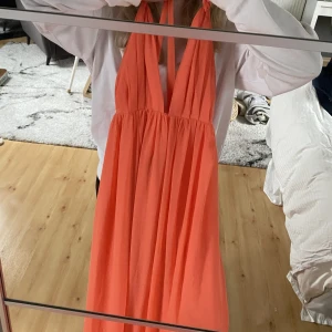 Balklänning  - Säljer denna balklänning som är omgjord. Köptes secondhand. Super fin i en aprikos färg! Tightare vid överkroppen och faller fint ned till golvet. Skriv vid intresse och köparen står för frakten 😊