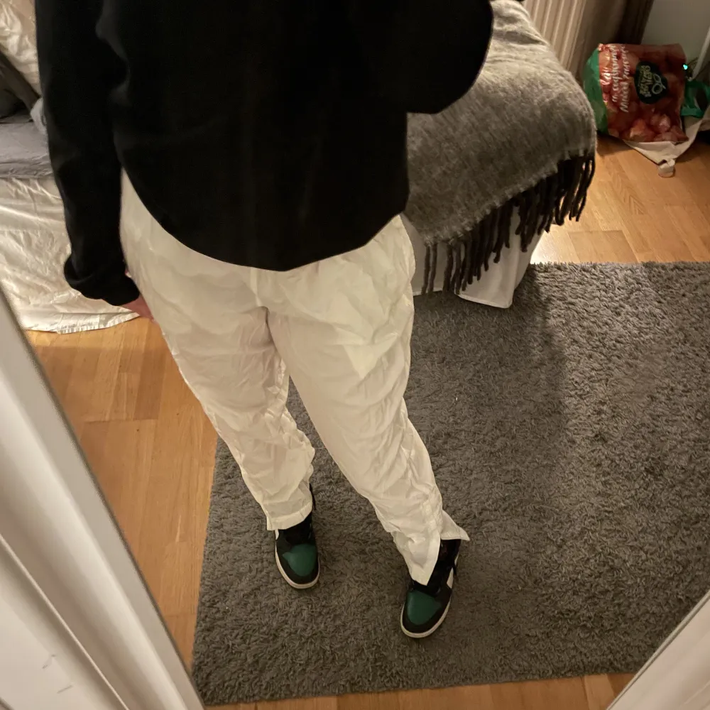 Säljer mina vita prasselbyxor från Nike då de är förstora🥰köparen står för frakt . Jeans & Byxor.