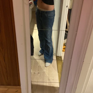 Lågmidjade jeans - Säljer mina lågmidjade jeans.❤️midjemått rakt över är 42. Innebens längd 75cm. Köp direkt för 200kr eller buda. Skriv för mer info 