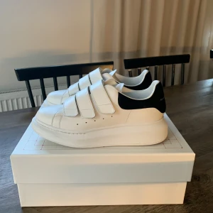 Alexander McQueen sneakers  - Säljer mina näst intill helt oanvända Alexander McQueens, köpta på nk kvitto medföljer!!!! Pris kan diskuteras❤️‍🔥❤️‍🔥