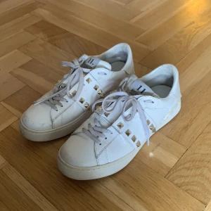 Valentino skor  - Valentino skor stl 38. Något mindre i storleken. Bra skick, använda nån enstaka gång då de är små för mig. Köpta begagnade därav ingen tillhörande skolåda eller äkthetsbevis. 