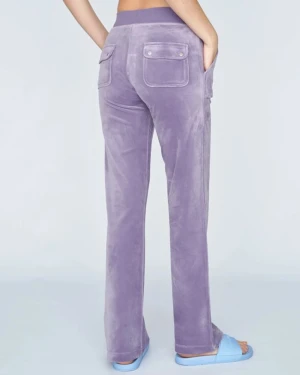 Juicy byxor  - Intresse kolla på min lila juicy💜 Har haft dom i några månader men inte så långe🥰 Är lite urtvättade i materialet men det märks knappt🥰🥰storlek xs , köparen står för frakt 