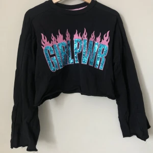 Tröja  - Croppad tröja från hm Divided! Den är “avklippt” i sömmen både i slutet av armarna och vid magen men det är själva designen 🤍