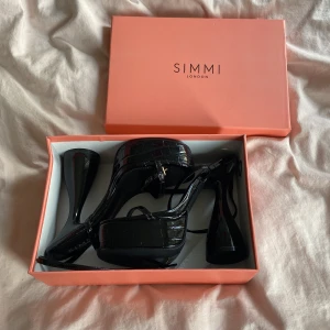 sexigaste bratz klackarna!!!! - tar kulor för dom här skorna tkr dom e så jävla snygga!!!!! men får aldrig tillfälle att bära dom💔 så hoppas nån kattig människa där ute kan give them justice!!!!  de är aldrig använda 😔💔