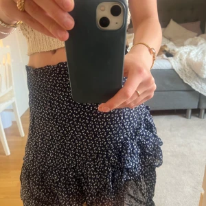 Kjol - Säljer nu superfin kjol från & other stories!! Kjolen är köpt för nått år sedan för 750kr i butik. 