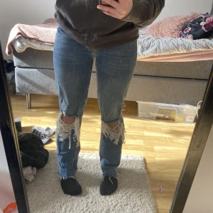 Low waist straight jeans - Snygga straight jeans från Bikbok med låg midja och hål. Storlek Xs