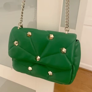Handväska - En superfin väska ifrån Zara!! Använd fåtal gånger och köpt på Plick. Säljer pga att den tyvärr inte kommer till användning längre. Säljer för 200kr inklusive frakt!! Hör av er vid intresse och om ni har några frågor 💘