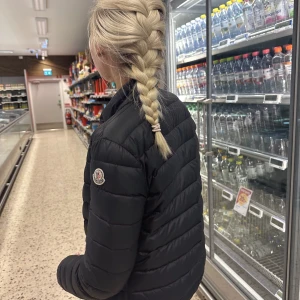 Moncler jacka - Säljer min superfina moncler jacka. Storlek 1 vilket motsvarar XS-S. Vid snabb affär kan priset diskuteras🫶🏼 