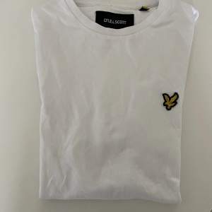 Helt oanvänd Lyle&Scott T shirt. Storlek small. Fick i present men den var för liten. 