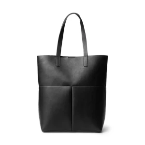 Väska - Precis som ny!!!  Perfekt skolväska!! Rymmer dator, block och allt sånt. Har ett fack inne i väskan med dragkedja som går att ta ut om man vill.🤍🤍 bara hör av sig med frågor osv! Ordinare pris 499.