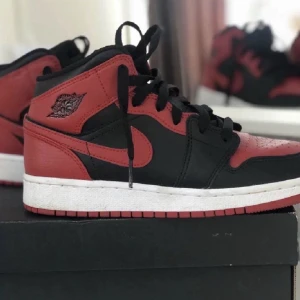 Jordans - Säljer nu mina rödsvarta Jordan 1 mid i storlek 37,5. De kommer inte till användning å endast använda en gång så de är verkligen i nyskick! Pris går att diskutera vid snabb affär💗