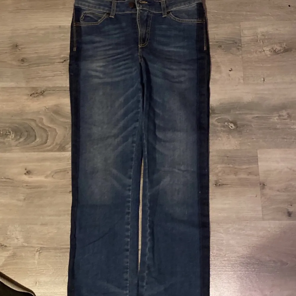 Mid rise jeans. Ifrån hunkydory med lite bootcut . Jeans & Byxor.