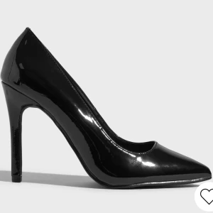 Stilette klackar - Säljer dessa skit snygga stilette klackarna från Nelly. Har inga egna bra bilder på de, men kan självklart lösa om så behövs. Använda ett par gånger men som nya. Säljer då de är för små. Nypris: 449