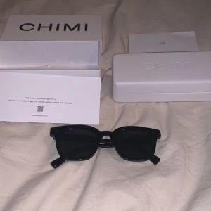 Chimi solglasögon  - Nästintill nya chimis! Fick i julklapp men har dock aldrig använts. Nypris 1250kr, vid fler frågor är det bara att skriva!!