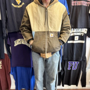 Vintage Carhartt Jacka - Snygg Vintage Carhartt jacka i storlek L? Modellen är 185cm och väger 70-75kg🙏 bara att skriva om du undrar över något🧦