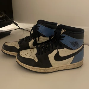 Air Jordan 1 High Obsidian - Säljer mina Jordans pga att de inte kommer till användning längre. Begagnat skick! Storlek 40 men passar mig med storlek 39. För mer info och bilder är det bara att skriva💓😇