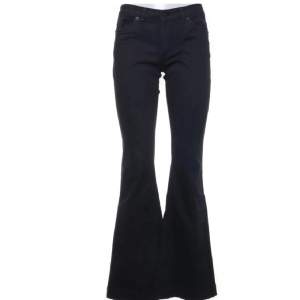 Svarta, lågmidjade bootcut jeans i nyskick, ej använda ☺ Strl 38, 120kr 🤍