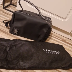 Necessär versace - En necessär från versace helt ny, pris går att diskutera 