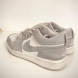 Low air jordan 1 low grey - Säljer billigt då det finns tecken på användning, skriv för fler bilder!🫶💞