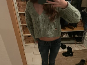 Grön zara kofta  - Säljer denna super fina zara koftan som är lite tjockare men passar både till vintern/hösten/våren och till en sommarkväll💗 tröjan är i nyskick då den nästan aldrig har använts, nypris var ca 350 kr säljer för 150 kr💕💕