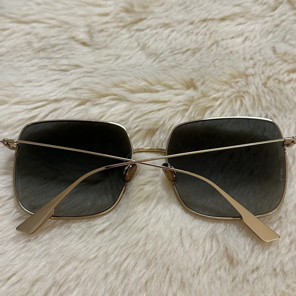 Säljer Dior solglasögon i toppen skick . Ser ut som nya, utan skador eller defekter . . Accessoarer.