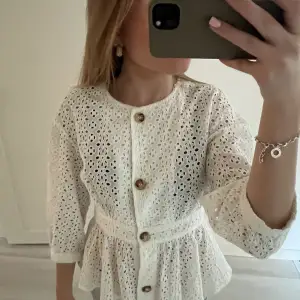 Säljer denna otroligt fina blusen ifrån Zara 💓 Använd fåtal gånger och är i ett superbra skick 💕