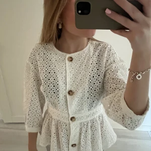 Blus - Säljer denna otroligt fina blusen ifrån Zara 💓 Använd fåtal gånger och är i ett superbra skick 💕