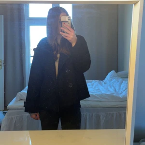 Jacka  - Säljer denna jättefina kappan från designby.si för råkade beställa två så den är helt oanvänd