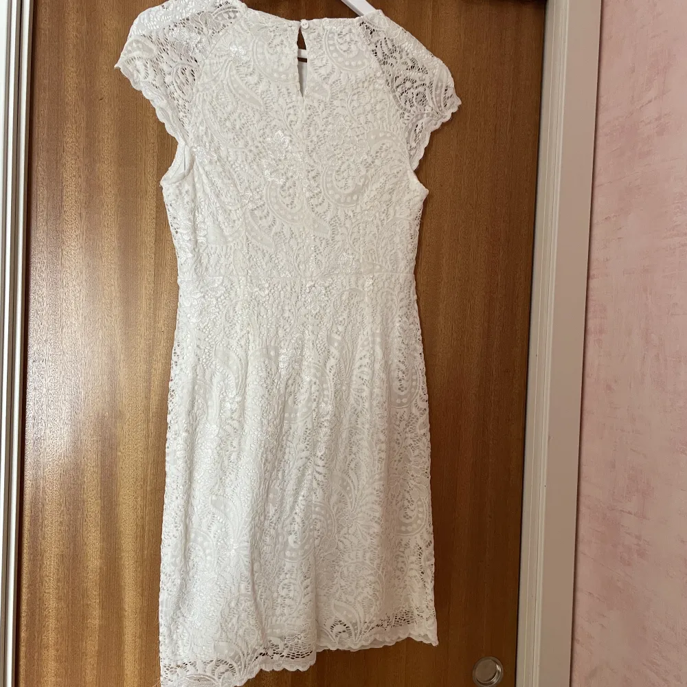 En vit klänning från märket ONLY, köpt på zalando. Passar perfekt till studenten eller andra firanden 💐Endast använd en gång. Det är spetsmaterial med en underkjol. Storlek 36, strechigt material. Köpt för 450 kr. Säljs för 200! . Klänningar.