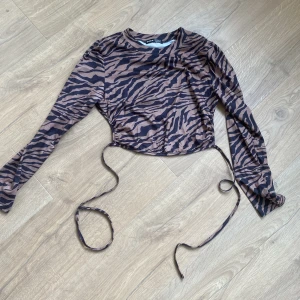 Topp - En snygg topp ifrån Shein i storlek M. Den är helt oanvänd. Jag tyckte inte att den passade på mig tyvärr.