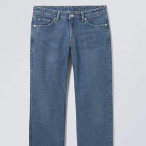 Jätte fina jeans från weekday i modellen arrow low straight, låg midjat❤️Dom är använda ett fåtal gånger så väldigt bra skick❤️ Köpta för 590, säljer för 300💕