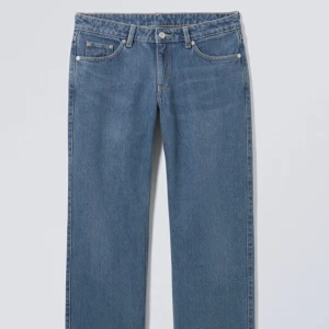 Jeans - Jätte fina jeans från weekday i modellen arrow low straight, låg midjat❤️Dom är använda ett fåtal gånger så väldigt bra skick❤️ Köpta för 590, säljer för 300💕