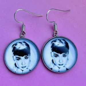 Audrey Hepburn örhängen 🌸 - Handgjorda cabochon örhängen. Nickelfria krokar och fri frakt ☀️