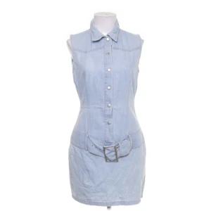 Retro jeansklänning  - Äkta vintage klänning med inbyggd jeans bälte. Först till kvarn, vid snabb affär kan pris diskuteras.  storlek S, större i storleken. 