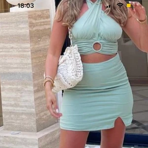 Snyggt set till sommaren!  - Ett ljusgrönt set med topp och kjol. Halterneck topp som knyts i bak. Använt en gång. 