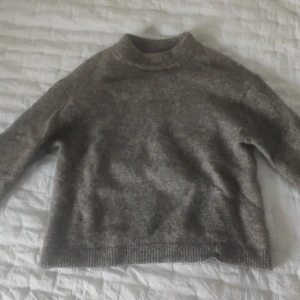 Stickad tröja - Säljer nu min fina stickade tröja då det inte riktigt var min stil. Den är alpaca blend och köptes på HM för 600 kr. Använd tre gånger. Så fin till en svart kjol och ett par stövlar. Skriv om fler bilder eller köpa🥰
