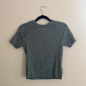 T-shirt - Väldigt fin och knappt använd. 