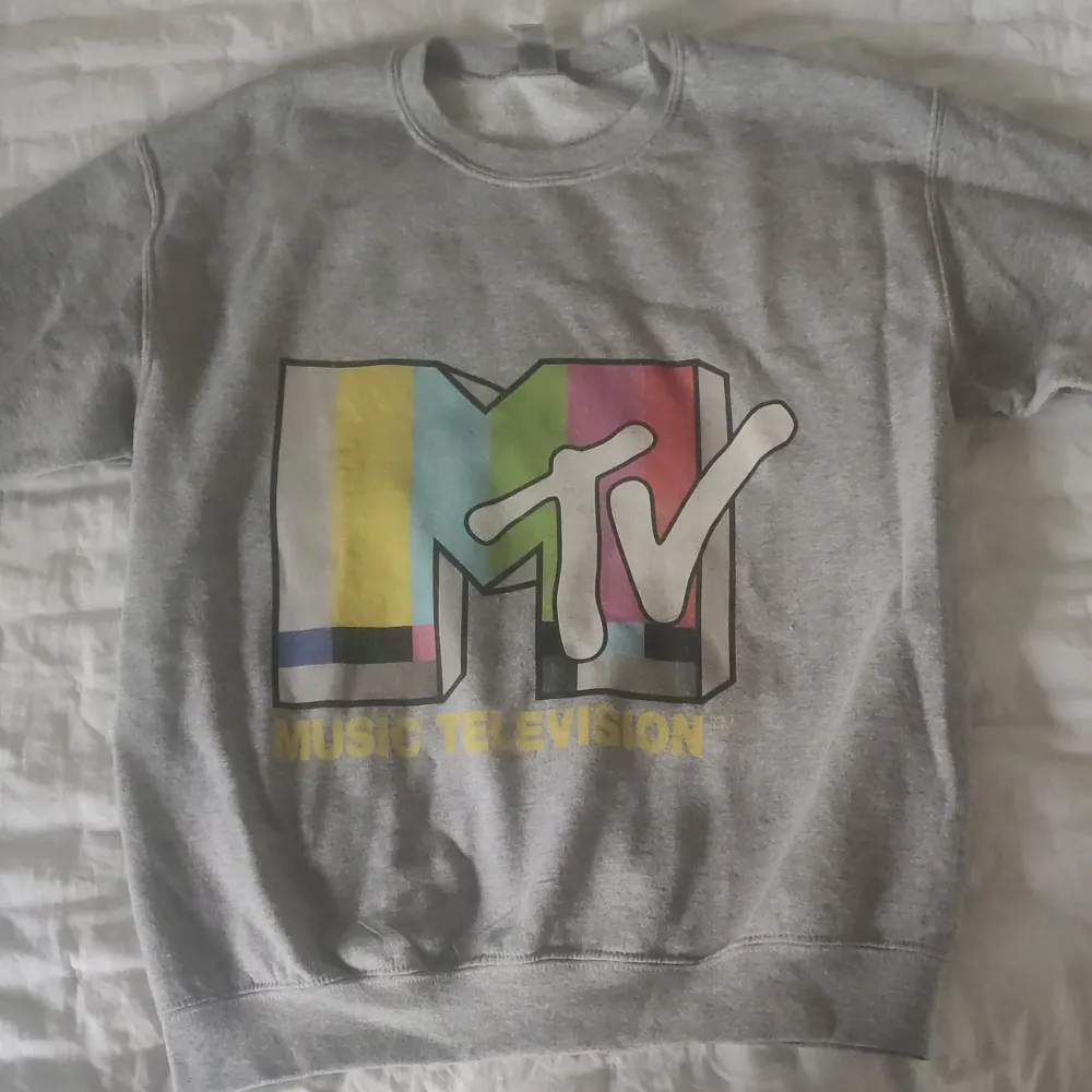 Säljer en sweatshirt med MTV tryck då jag har tröttnat. Använd ganska många gånger men bra kvalitet. Skriv om fler bilder eller köpa❤️. Tröjor & Koftor.
