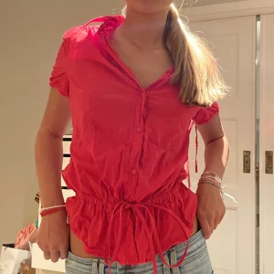 Superfin röd blus❤️ - Wow denna blusen! Man knyter den i midjan så sitter den snyggt!💖