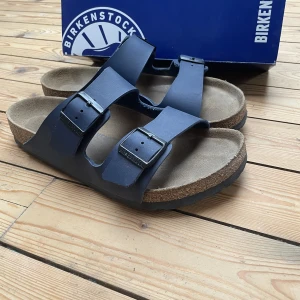 Tofflor, birkenstock - Säljer nu mina birkenstock i storlek 44 då de inte används längre. Säljer i Bra skick för 300 vid snabbaffär