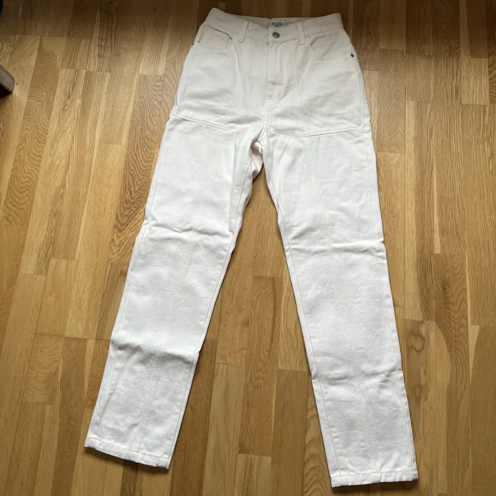 Supersnygga vita/ beiga jeans från NA-KD i superbra skick. Endast använt ett fåtal gånger. Säljer endast då jag har likadana. . Jeans & Byxor.