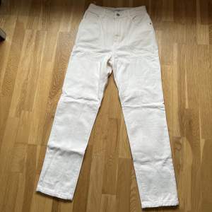 Supersnygga vita/ beiga jeans från NA-KD i superbra skick. Endast använt ett fåtal gånger. Säljer endast då jag har likadana. 