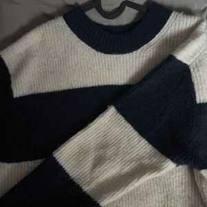Mörkblå/vit randig stickad  - Säljer min stickade tröja från H&M då den inte längre kommer till användning🤍Lite nopprig men i övrigt bra skick!