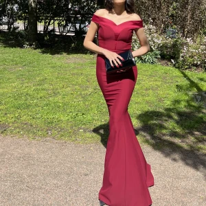 Balklänning  - Så fin balklänning som sitter så fint på kroppen! Jag är 170+ har på mig klackar den når fortfarande golvet! 