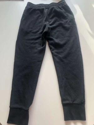 Nike byxor  - Säljer mina Nike byxor för dom är för små för mig! Det är bara ett pytte litet håll på rumpan  Orginal priset är 700 men säljer för 200